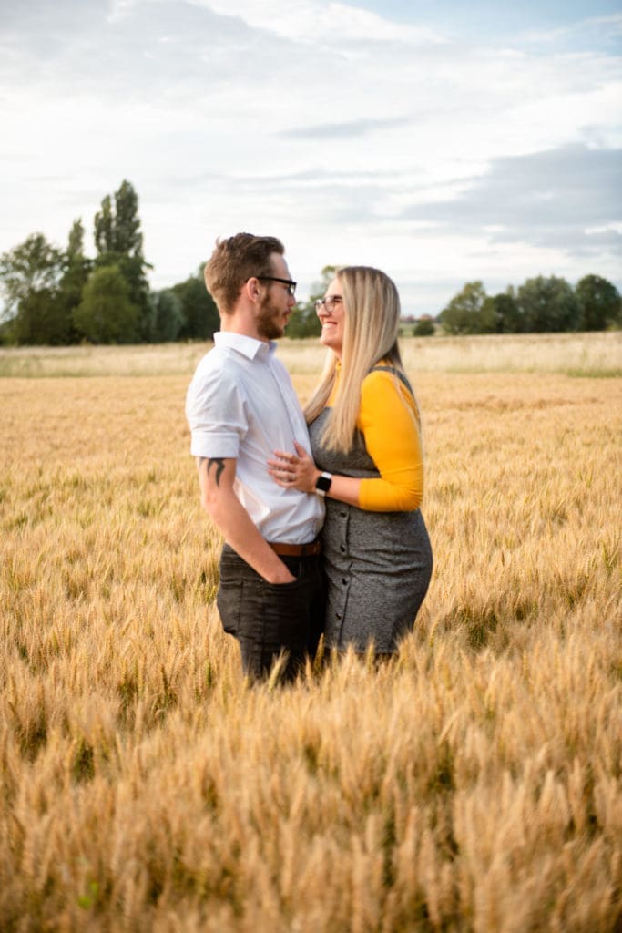 Engagements portfolio - Couple in a wheat fields